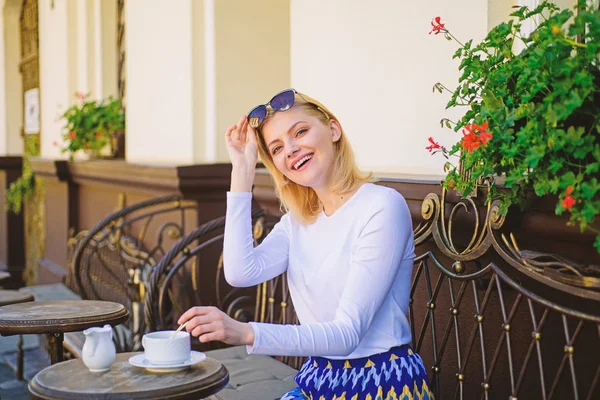 Uma caneca de bom café de manhã dá-me energia. Mulher elegante cara feliz tem café terraço ao ar livre. A rapariga bebe café todas as manhãs no mesmo sítio que a tradição. Grande começo do dia — Fotografia de Stock