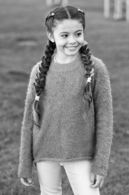 Eğlenceli yararlanarak etkinlikler. Kız çocuk sonbaharda biraz eğlenelim. Sonbahar manzara mutlu çocuk. Küçük çocuk mutlu gülümseyerek. Sonbahar aşk