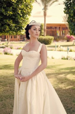 Rüya gibi gelin. Tavsiye ve ipuçları düğün yurtdışında uzmanlar. Yurtdışında düğün şeyler düşünün. Gelin çok güzel beyaz gelinlik güneşli gün palmiye ağaç arka plan. Düğün töreni tropik ada