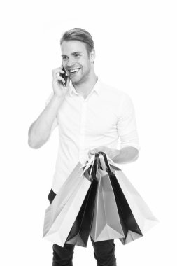 Çevrimiçi alışveriş yaparken heyecanlı genç adam. Siber Pazartesi ve siyah Cuma kavramı. büyük satış alışveriş merkezi. Pozitif adam alışveriş zevk. Kaliteli hizmet. Ev alışveriş. Kolay ve hızlı