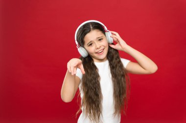 Birlikte şarkı takip. Kablosuz Kulaklýklý mikrofon seti ile şirin müzik fan. Küçük kız müzik dinliyor. Stereo kulaklık giyen küçük kız. Küçük çocuk boş zaman veya eğitim için teknolojisini kullanarak