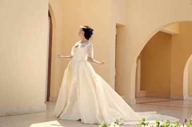 Gelin gelinlik. Gelin güzel elbiseli kadın. Düğün günü geline. zarif gelin pozu açık. Mükemmel.