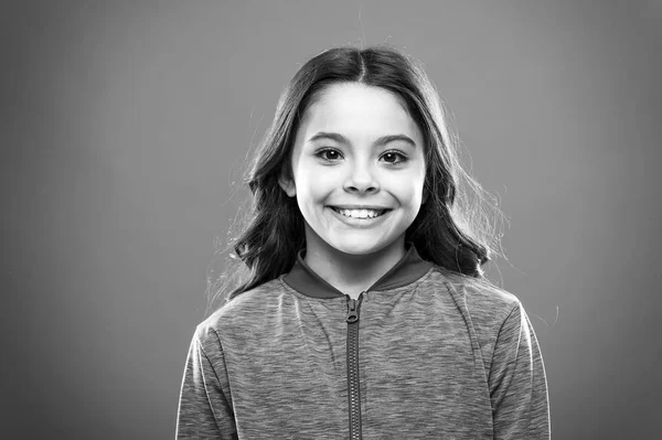 ¿Cuál es la diferencia entre la sonrisa falsa y sincera. Niña linda niña feliz cara sonriente. Niño pelo largo feliz sonriendo. Concepto de infancia feliz. Lo que la ciencia tiene que decir sobre sonrisas genuinas y falsas —  Fotos de Stock