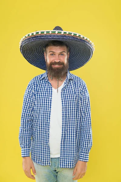 Um chapéu louco para o dia do chapéu louco. Homem mexicano a usar sombrero. Homem barbudo de chapéu mexicano. Hipster em aba larga. Acessório de moda tradicional para festa de fantasia mexicana. Ele está apaixonado pelo estilo mexicano — Fotografia de Stock