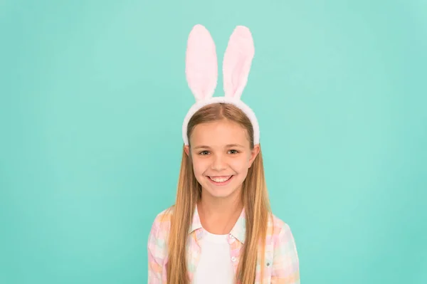 Lente is ontstaan. Mode-accessoire voor Pasen kostuum partij. Schattig klein meisje bunny oren hoofdband te dragen. Klein meisje kind in easter bunny stijl. Op zoek mooi in easter bunny kleding — Stockfoto