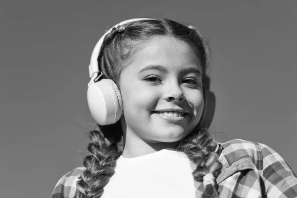 Schöne Mädchen mit Kopfhörern. Ein junges glückliches Mädchen hört Musik. Stilvoller Musikliebhaber. Glückliches Lächeln auf dem Mädchengesicht. Liedgenuss — Stockfoto