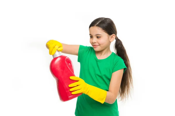 Chica en guantes de goma para la limpieza celebrar botella de plástico grande jabón químico fondo blanco líquido. Utilice el producto profesional para la limpieza. Limpieza útil de productos. Artículos de limpieza. Comprobar olor — Foto de Stock