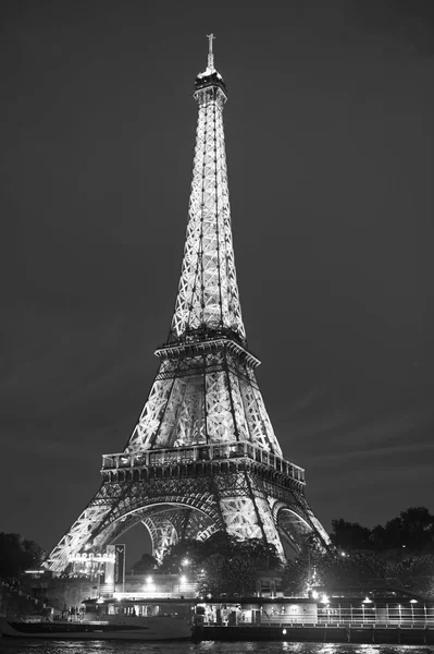 Paris, France - 23 septembre 2017 : Tour Eiffel. Icône de France. Voyage en France. Arrêtez-vous à Paris. Voyage au sommet. La Tour Eiffel ne manque jamais d'impressionner — Photo