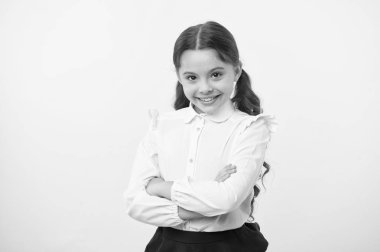 Şirin ve kendinden emin. Kız okul üniforması neşeli gülümseyen yüz sarı arka plan. Çocuk okul sonuna hazır eğitim devam ediyor. Kız öğrenci resmi kıyafet şirin görünüyor. Kız okula mutlu