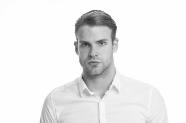 Onun tarzı hakkında. Kısa sakal saçlı yakışıklı adam. Erkek tıraş ihtiyaç duyar. Sakallı adam kaygan saç stili ile. Tıraş ve rutin bakım