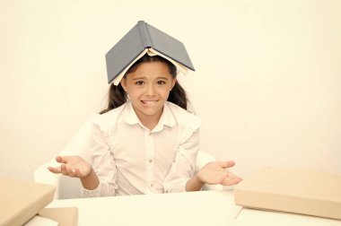 Nasıl öğrenmek mümkündür. Kız çocuk karışık baş beyaz zemin üzerine kitap çatılı bitkin. Kız öğrenci eğitim ve okuma yorgun. Okul üniforması yorgun yüz istemiyorum devam okuma ufaklık