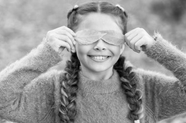 Sonbahar yaprakları ve doğa. Mutlu çocukluk. Okul zamanı. Sonbahar yaprakları ile küçük çocuk. Sonbahar ormandaki mutlu küçük kız. Etrafında olduğum için mutluyum. Duygu kuru ve korumalı. Her türlü hava, iyi ruh hali