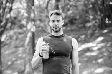 Serinletici. Hart spor antrenmanından sonra ferahlatıcı bir şeyler. İnsanda su şişeli içecek var. Ferahlatıcı konsept ve sağlıklı yaşam tarzı. yenileniyor.