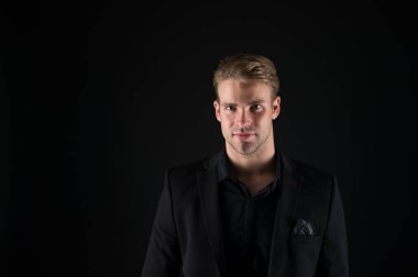 Adam yakışıklı bakımlı maço siyah arka plan üzerine. Duygu kendinden emin. Erkek güzellik ve erkeklik. Adam çekici şık emin modeli. Onun tarzı kendine güvenen. Karanlık giysili adam. Gerçek maço