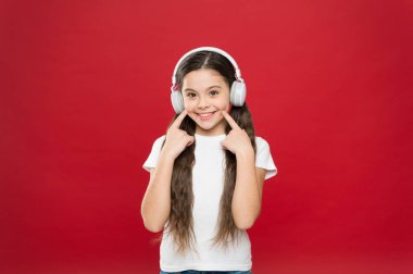 Müzik bir önemli parçası hayatını gençler oynar. Güçlü etkisi müzik gençler onların duygular, dünya algı. Kız kırmızı arka plan müzik kulaklıktan dinleyin. Liste kavramı oynamak. Müzik tadı