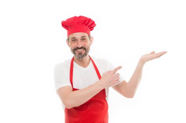 Bir şeye işaret. Üst düzey aşçı sakal ve bıyık önlük önlük giyiyor. Önlük ve Şef şapkasını sakallı olgun adam. Kırmızı önlük pişirme olgun şef aşçı. Ürün sunan, kopyalama alanı