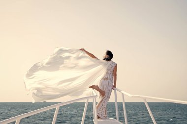 Balayı deniz cruise. Şeyler yurtdışında düğün için göz önünde bulundurun. Düğün töreni deniz cruise. Gelin çok güzel beyaz gelinlik güneşli gün tekne veya gemi üzerinde poz. Tavsiye ve düğün yurtdışında uzmanlarından ipuçları