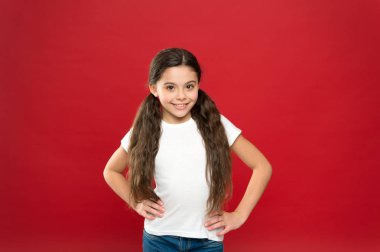 Duygu iyi muhteşem saç. Güzel kız gülümseme ile yeni saç modeli. Mutlu kız şık at kuyruğu saç modeli ile. Saç uzun kilitleri ile küçük bir çocuk. Güzellik Salonu esmer saçlı küçük modeli