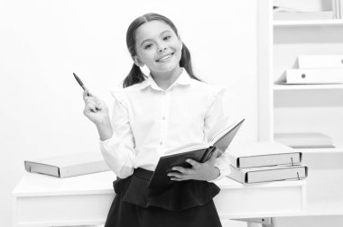 Gelecekteki kavramı. Mutlu kız gelecek sınav için bilgi edinin. Gülümseme ile gelecekteki öğrenci çalışma. Gelecek geliyor