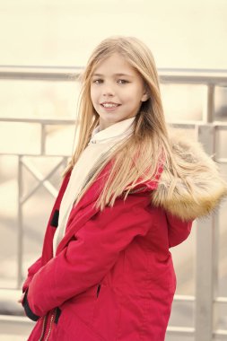 Kırmızı montlu çocuk ayağa köprüde