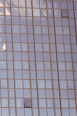 Cam cephe arka plan mavi gökyüzünün yansıması ile. Modern mimari ve yapı. İnşaat ve tasarım. Ticari Emlak veya gayrimenkul. Başarı ve gelecek kavramı