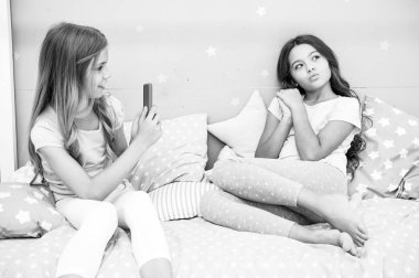 Müthiş vuruş poz kızlar smartphone. Fotoğraf sosyal ağ smartphone kullanarak gönderin. Smartphone için eğlence. Fotoğraf çekim video alarak çocuklar. Smartphone fotoğraf kavramı. Kız gibi boş zaman pijama partisi
