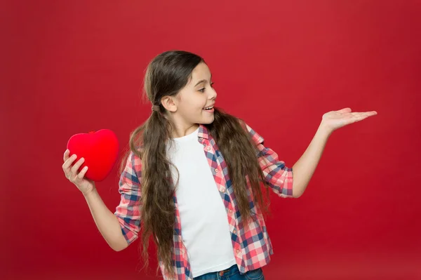 Concepto amor y sentimientos románticos. Atributo rojo del corazón de San Valentín. Regalo de corazón o presente. Saludo de corazón sincero. Niña sostiene el corazón símbolo de amor. Celebra el día de San Valentín. Enamórate — Foto de Stock