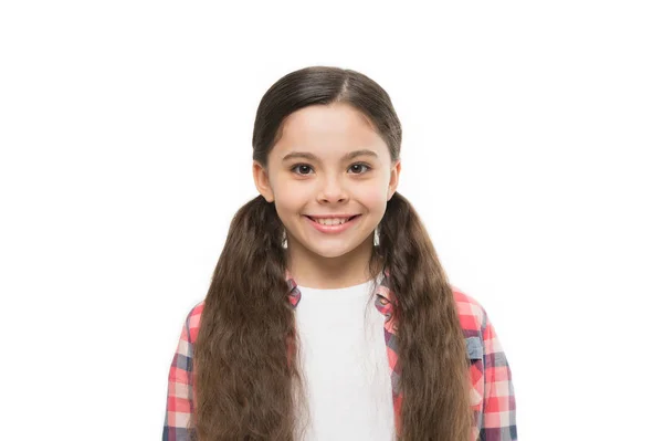 Credi in quello che possono fare i tuoi capelli. Bambina con elegante acconciatura coda di cavallo. Bambina con i capelli castani. Ragazza carina con acconciatura lunga. Modello di capelli piccoli con look di bellezza. Salone da parrucchiere per bambini — Foto Stock