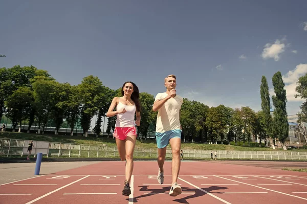 Pareja corriendo en pista de arena . — Foto de Stock