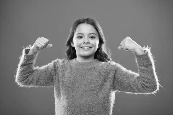 Barn Söt flicka visar biceps gest av kraft och styrka. Känn så kraftfull. Flickor regler koncept. Uppfostran råd för flickor. Stark och kraftfull. Gyllene regler för att höja mentalt starka barn — Stockfoto