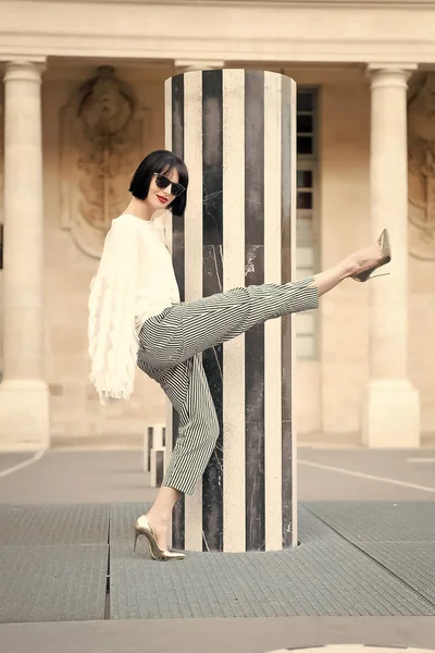 Mulher posar em sapatos de salto alto em Paris, França. Mulher em óculos de sol com cabelo morena — Fotografia de Stock