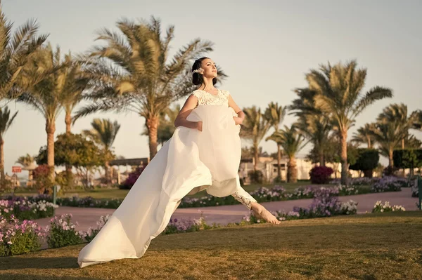 Freedom. Sense of freedom. woman bride feel freedom in jump. freedom feeling of jumping woman in wedding dress — Stock Photo, Image