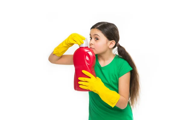 Vérifie l'odeur. Fille dans des gants en caoutchouc pour le nettoyage tenir grande bouteille en plastique savon chimique fond blanc liquide. Utilisez un produit professionnel pour le nettoyage. Produit utile ménage. Fournitures de nettoyage — Photo