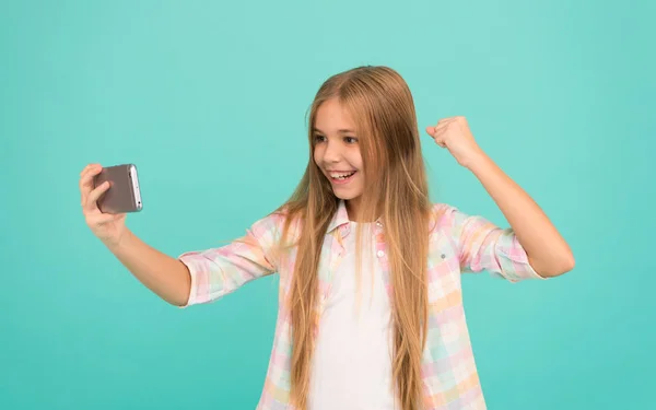 Αυτό είναι απλά εκπληκτικό. Παρακολούθηση βίντεο στην κινητή συσκευή σας. Κοριτσάκι χρησιμοποιώντας το κινητό τηλέφωνο. Κορίτσι μικρό παιδί με smartphone. Αξιολάτρευτο παιδί εκμάθησης νέας τεχνολογίας. Χαριτωμένο κινητό τηλέφωνο τεχνολογίας χρήστη — Φωτογραφία Αρχείου