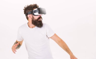 Arka planda Vr gözlük çalıştırmak uzak, beyaz sakallı adam. VR oyun kavramını. Adam ile kafa monte göstermek sanal gerçeklik çalıştırın. Hipster korkmuş yüz sanal gerçeklik ile modern Gadget'ı keşfetmek