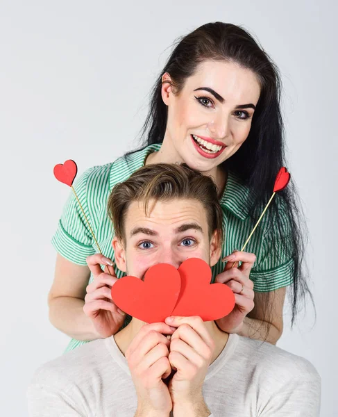 Hombre y chica enamorados. Día de San Valentín y amor. Felices juntos. Las ideas románticas celebran el día de San Valentín. Concepto de San Valentín. Hombre y mujer pareja enamorados sostienen tarjetas de San Valentín corazón de papel rojo — Foto de Stock