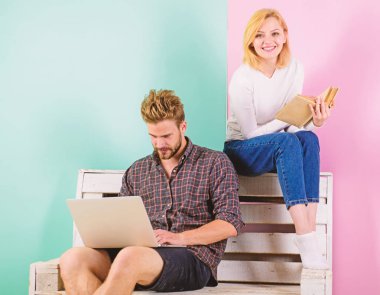 Öğrenciler giriş sınavına hazırlık boş zaman harcamak. Çift olan öğrenciler kitap ve dizüstü eğitim. Erkek ve kadın farklı öğrenme yaklaşımı kullanın. Modern öğrenciler bunun yerine eski dijital yaklaşımı kullanın