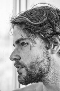 Güzellik zamanlamanızı. Adam yakışıklı sadece uyanmak kadar sakallı. Maço çekici görünüm bakım güzellik hakkında. Temel yöntemler güzellik rutin. Cilt bakım ve bakım. Sabah güzellik rutin denetim listesi.