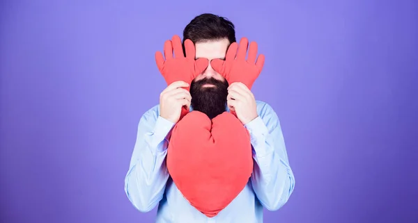 Having heart attack en hartzeer. Valentines mens uitdrukken Liefde op 14 februari. Hou van ziekte en hart problemen. Bebaarde man met grote rode hart. Hartelijke groeten — Stockfoto