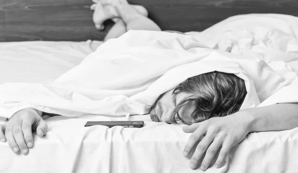 Hombre sintiendo dolor de espalda en la cama después de dormir. Hombre perezoso feliz despertando en la cama levantando las manos por la mañana con sensación fresca relajado. Hombre despertando en la cama . — Foto de Stock