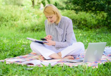 Başarılı freelancer olmak. Dizüstü bilgisayar ile kadın halı çim çayır üzerinde oturmak. Not defteri ile kız not yazmak. Serbest meslek kavramı. Kılavuzu başlangıç serbest meslek. İş kadını serbest iş açık havada