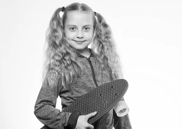 Migliori regali per i bambini. Ultimate lista dei regali aiutare a scegliere regalo perfetto per la ragazza. Penny Board per bambini. I capelli lunghi del bambino portano il bordo del penny. Skateboard in plastica per pattinatori di tutti i giorni. Penny board del suo sogno — Foto Stock