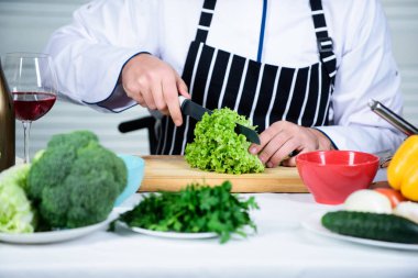 Tarifi göre. Önemli miktarda pişirme yöntemleri için kullanışlıdır. Temel pişirme işlemlerini. Adam usta şef veya yemek yemek Amatör. Sebze doğrama bıçağı keskin. Madde için yemek hazırlamak