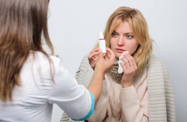 Sinüs ağrısı hafifletmek için ilaç bulma. Tanı için hasta kadın yapma primary care doktor. Doktor ziyaret sağlıksız kadın evde. Tıbbi doktor muayene hasta. Hasta bakımı ve sağlık