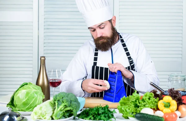 Hacka ingredienserna. Enligt receptet. Förbered ingredienser för matlagning. Mannen mästerkock eller amatör matlagning hälsosam mat. Användbart för betydande mängd tillagningsmetoder. Grundläggande matlagning processer — Stockfoto