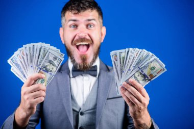 Para floş varlık. Zengin işadamı bizimle dolarlık banknotlar. Para birimi broker para bohça ile. Nakit para tutan sakallı adam. İş başlangıç kredi. Kendi iş ile para kazanmak
