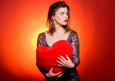 Kadın çekici manken dekorasyon kalp oyuncak Sevgililer tutun. Aşk ve romantizm. Sevgililer günü özniteliği. Sevgililer günün kutlu olsun. Kutlama Sevgililer günü. Kız makyaj ve seksi dekolte elbise