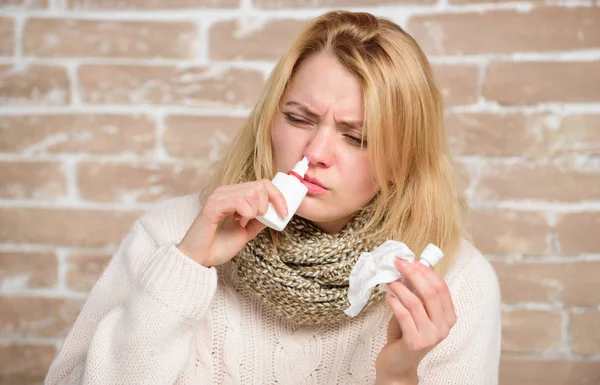 A ter asfixia nasal. Menina bonita com corrimento nasal segurando gotas nasais. Mulher doente a injectar gotas no nariz. Mulher bonito amamentando frio nasal ou alergia. Sofrendo de asma ou rinite alérgica — Fotografia de Stock