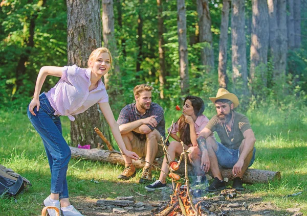 Piknik z przyjaciółmi w lesie w pobliżu ognisko. Przyjaciółmi firmy o tle natura piknik wycieczka. Pieszych relaks podczas przekąskę. Turystów pieszych relaks podczas pikniku przekąskę. Letni piknik — Zdjęcie stockowe