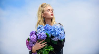 Çiçekler ihale koku. Moda ve güzellik endüstrisi. Kız ihale manken ortanca çiçek buketi tutun. Makyaj ve moda stil. Moda trend bahar. Bahar yeni parfüm parfüm ile tanışın
